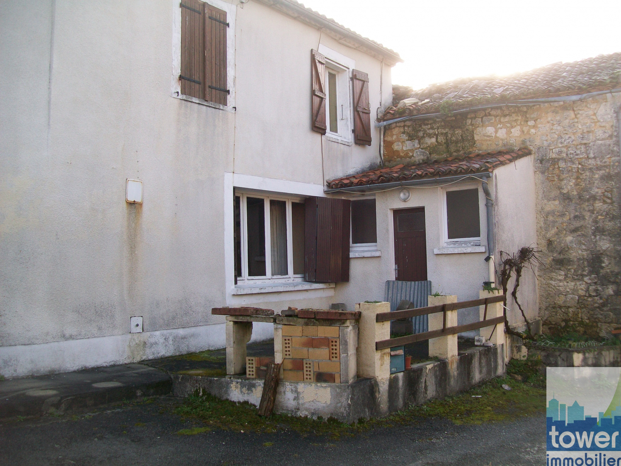 Terrasse de la maison à vendre près de Sers en Charente