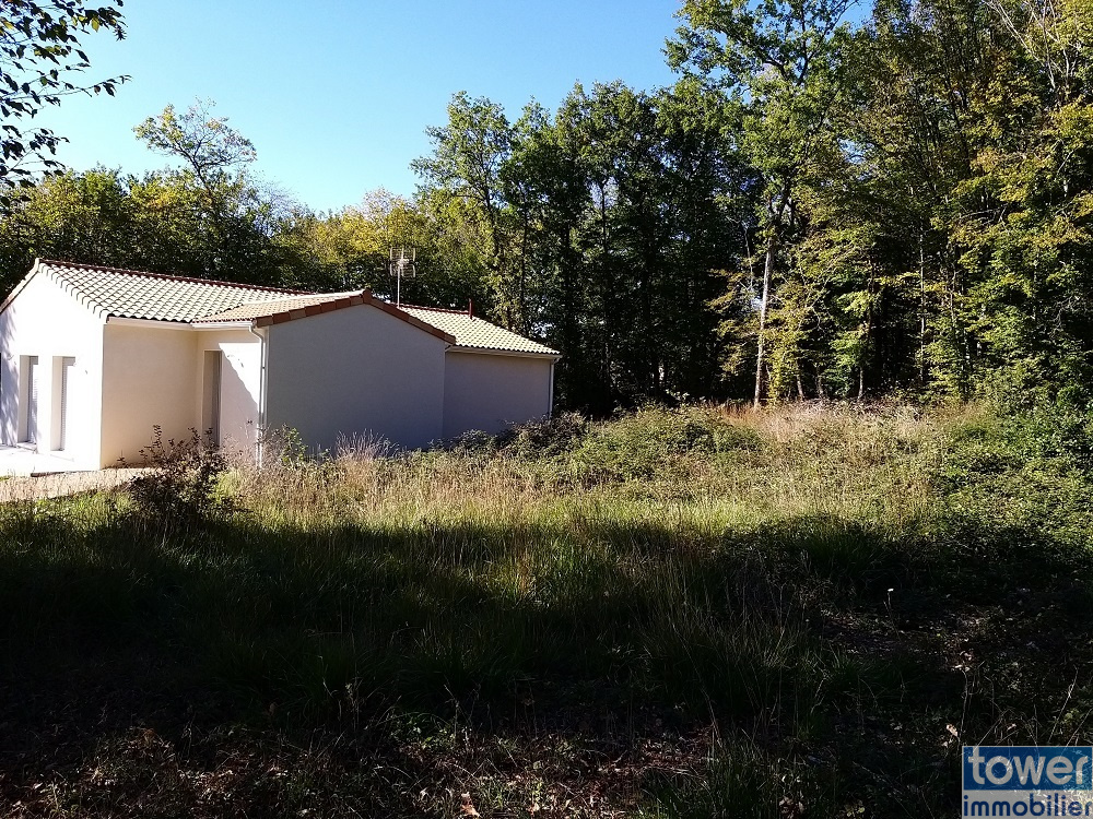 Terrain à bâtir à Pranzac - Vue sur la maison voisine