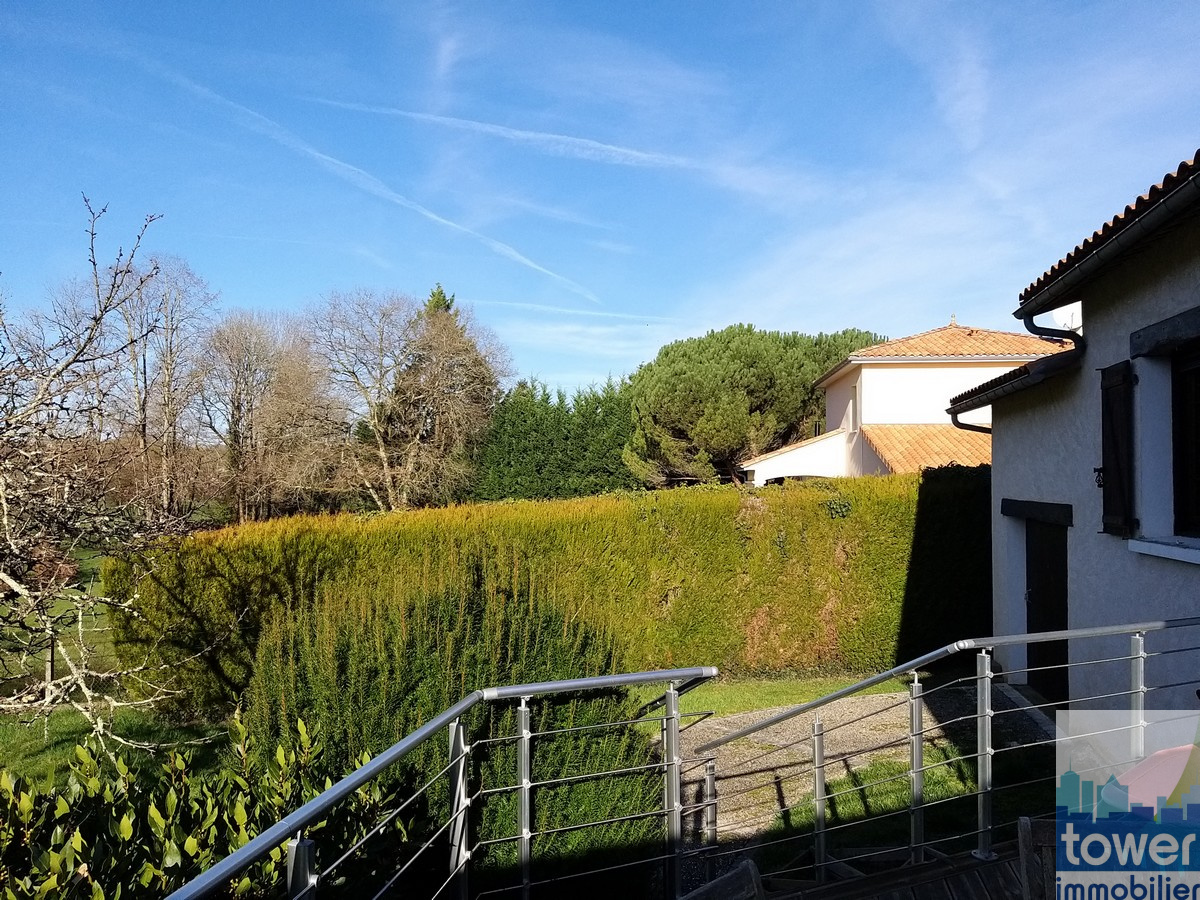 Pavillon à vendre à Javerlhac : photo prise sur la terrasse
