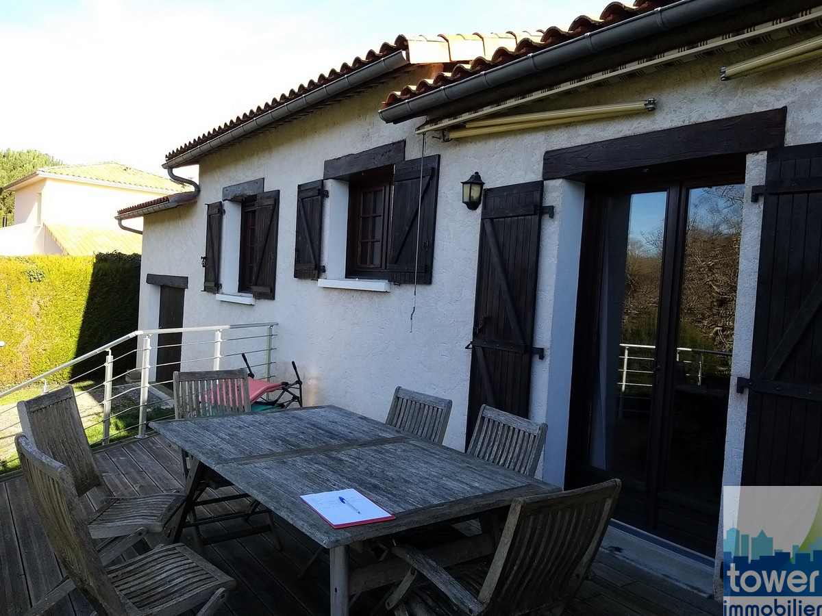Pavillon en vente à Javerlhac : Terrasse à l'arrière de la maison