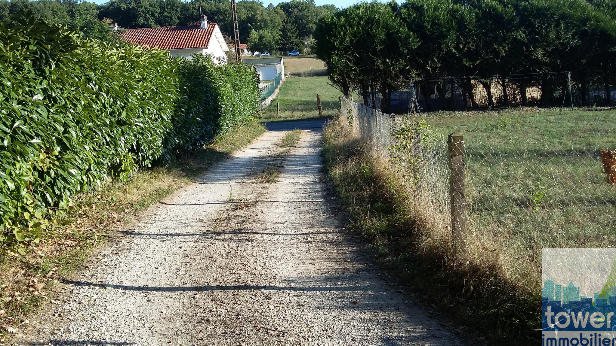 Chemin privé qui longe le terrain à bâtir - Commune de Garat