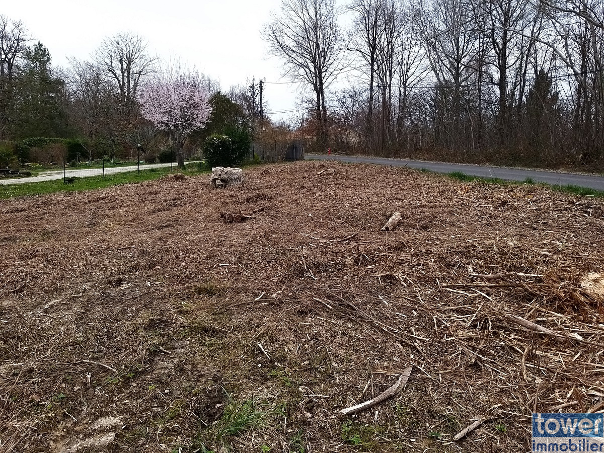 Terrain à bâtir à Sers - 1350 m2 constructibles   1290 m2 boisés